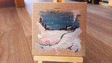 chalet enneigé peint sur une mini toile coton enduit - peinture de julie loomis